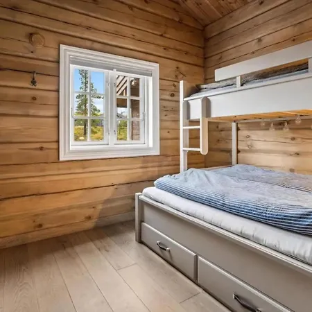 Timber With Hot Tub And Runs In Casa de Férias Veggli
