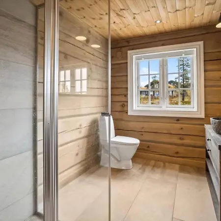 Timber With Hot Tub And Runs In *
